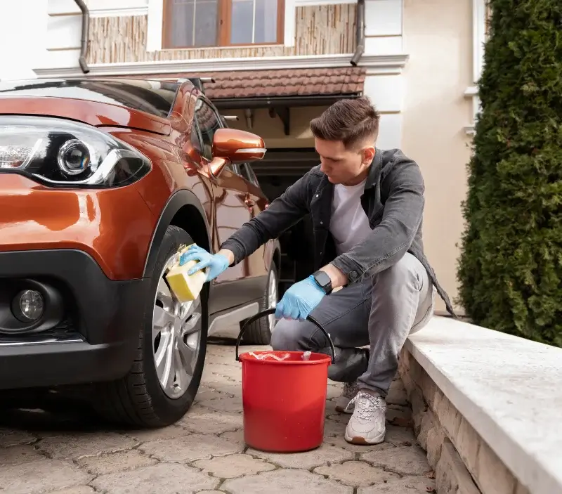Lavage auto à domicile Piacé : professionnel intervenant sur un véhicule